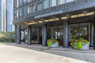 Harbor Point Tower in Chicago, IL - Building Photo - Building Photo