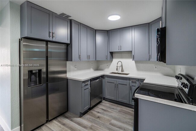 8110 SW 4th Pl in North Lauderdale, FL - Foto de edificio - Building Photo