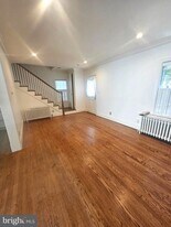 102 E Oak St in Alexandria, VA - Building Photo