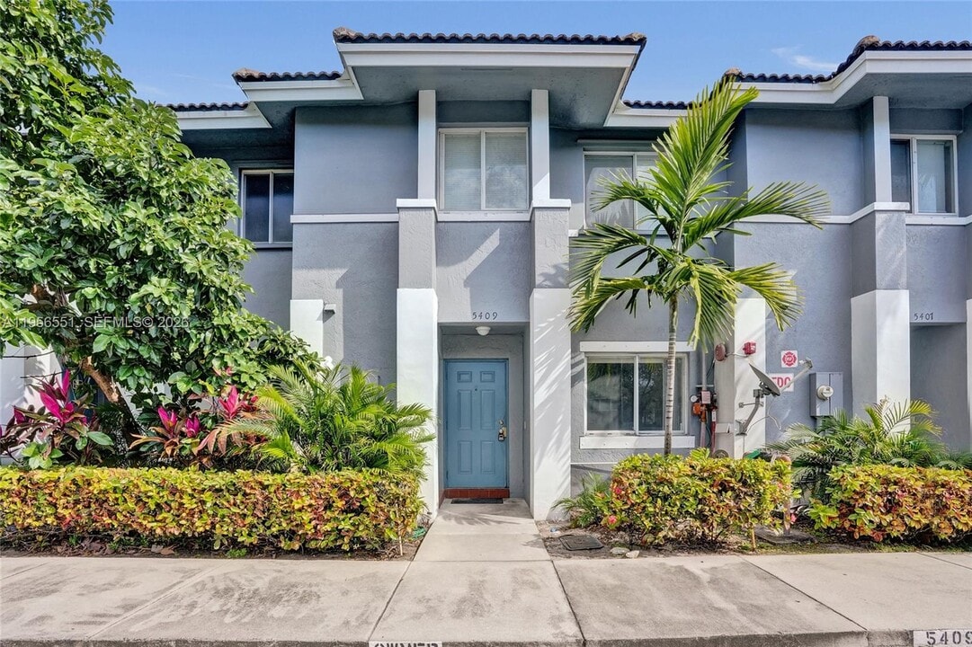 5409 SW 41st St in Pembroke Park, FL - Building Photo