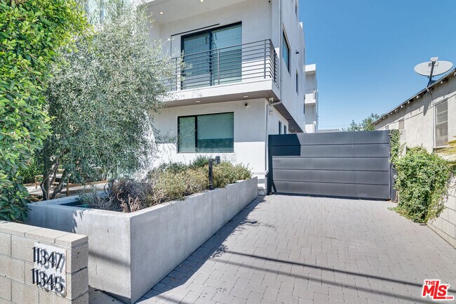 11347 Mississippi Ave in Los Angeles, CA - Foto de edificio - Building Photo