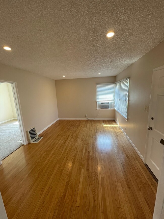 3102 W Victory Blvd, Unit A in Burbank, CA - Building Photo - Building Photo