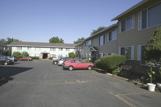 Hudson Court Apartments in Portland, OR - Building Photo - Building Photo