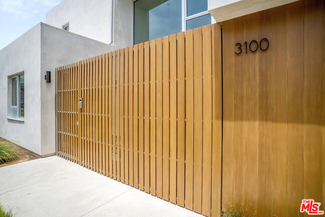 3100 Mountain View Ave in Los Angeles, CA - Building Photo - Building Photo