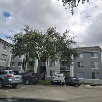 711 SW 111th Way in Pembroke Pines, FL - Building Photo