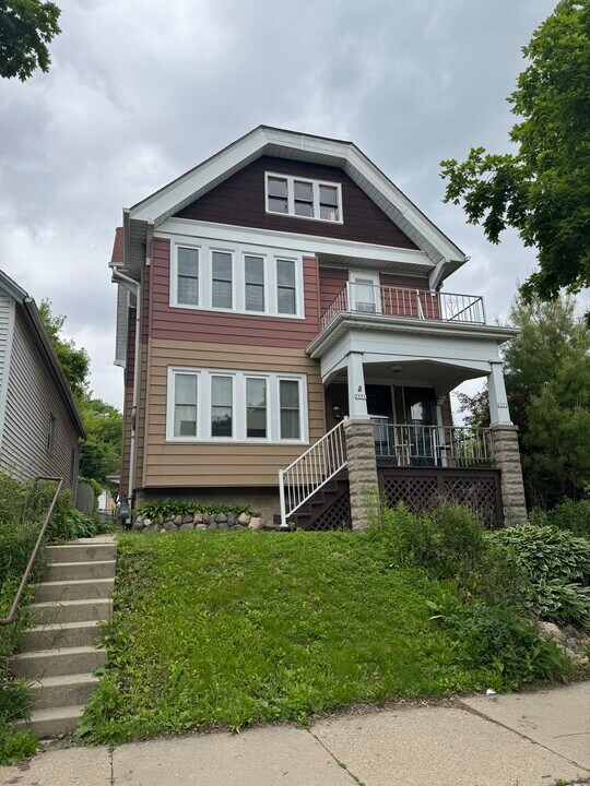 2551 N Fratney St, Unit Upper in Milwaukee, WI - Foto de edificio