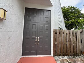 8579 Dynasty Dr in Boca Raton, FL - Foto de edificio - Building Photo