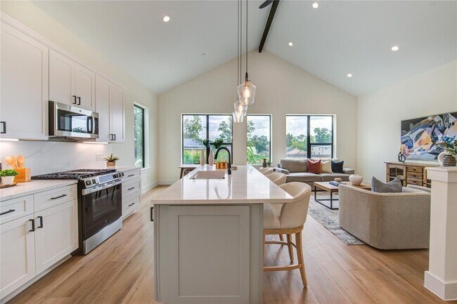 6121 Pacific Frst Dr in Houston, TX - Building Photo - Building Photo