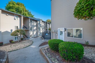 Quail Ridge Apartments in Portland, OR - Building Photo - Building Photo