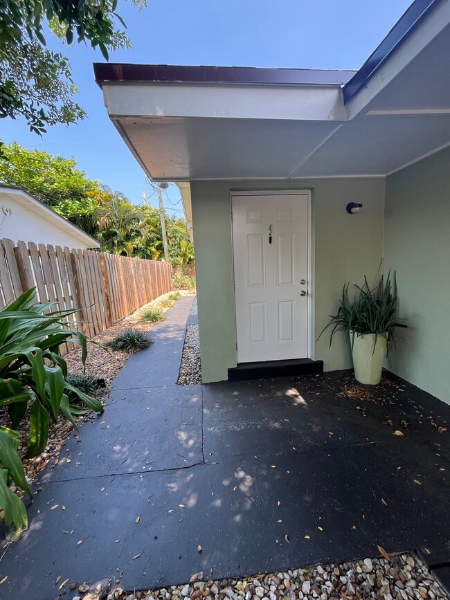 1808 NE 11th Ave, Unit Bahia Villas in Wilton Manors, FL - Building Photo - Building Photo