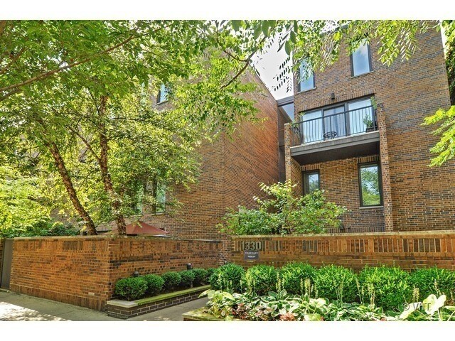 1340 N La Salle Dr, Unit 411 in Chicago, IL - Building Photo