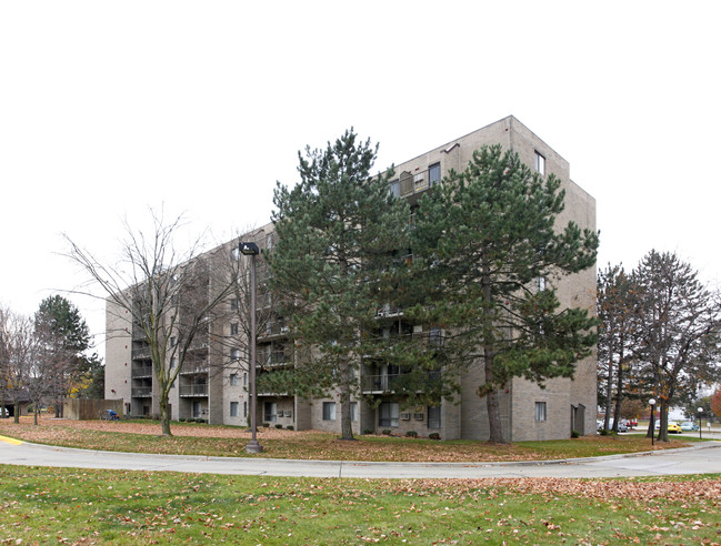 Clark East Tower Apartments in Ypsilanti, MI - Building Photo - Building Photo