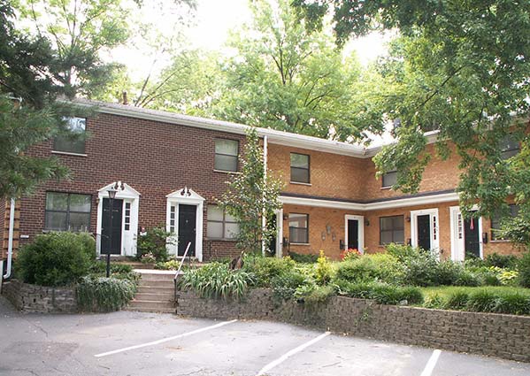 Courtyard Townhouse Apartments in Kirkwood, MO - Building Photo