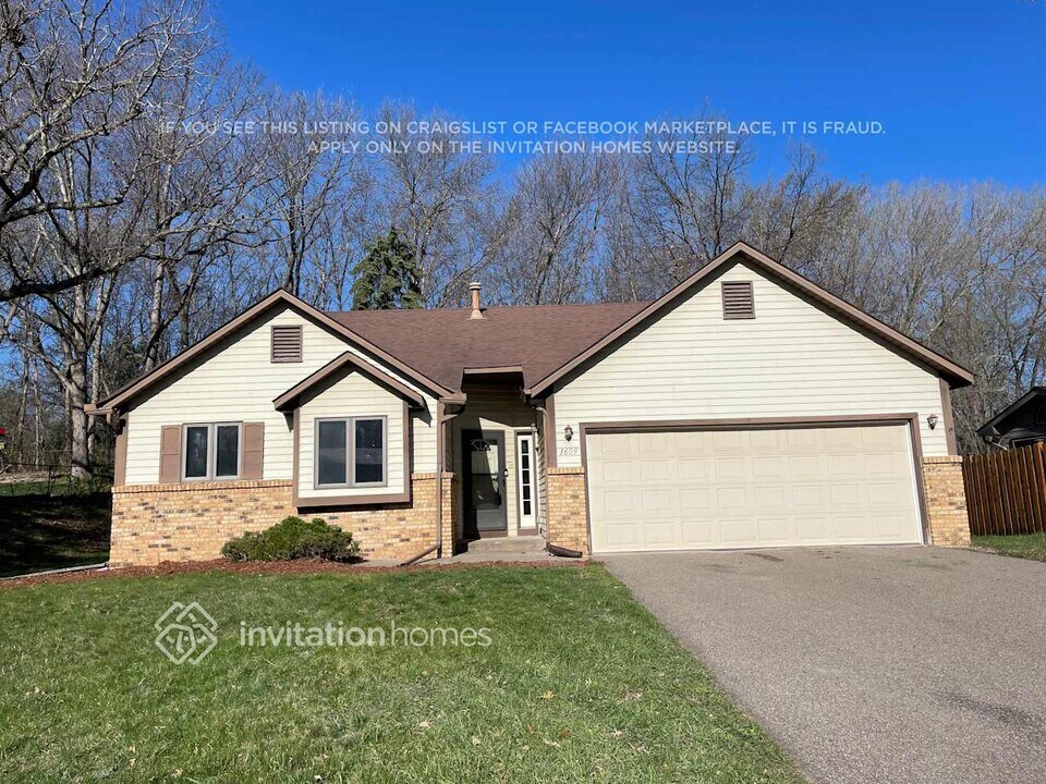 1609 Lakewood Dr N in Maplewood, MN - Building Photo