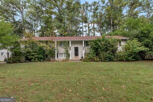 2364 Peachwood Cir NE in Atlanta, GA - Building Photo