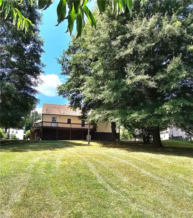 127 Waterfalls Ln in Wilkesboro, NC - Building Photo - Building Photo