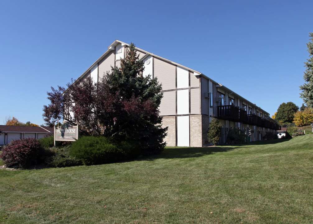 Palmer House Apartments in Janesville, WI - Building Photo