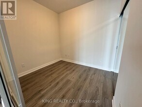 430 Square One Dr in Mississauga, ON - Building Photo - Building Photo