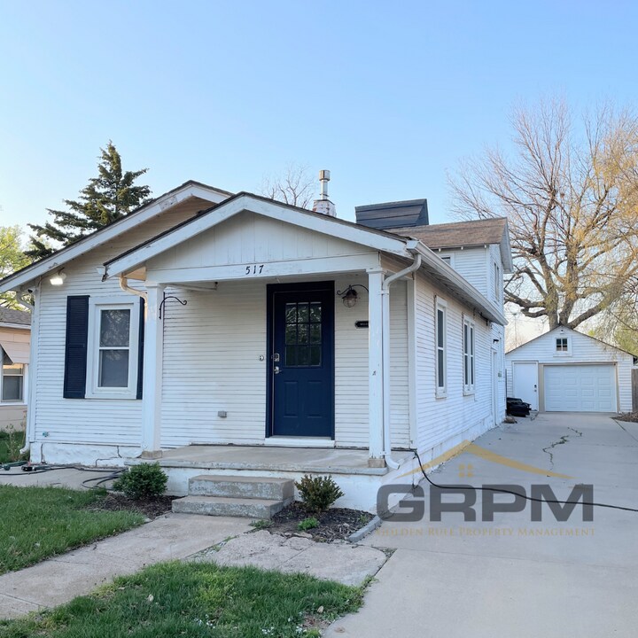 517 W 9th Ave in Hutchinson, KS - Building Photo