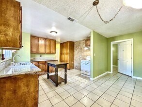1122 E 60th St in Los Angeles, CA - Building Photo - Building Photo