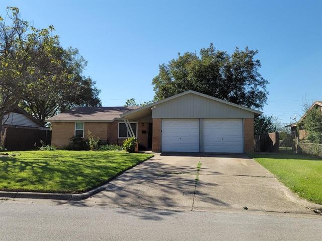 313 Mccurdy St in Crowley, TX - Foto de edificio