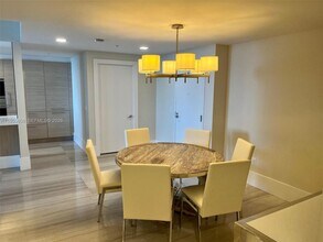 17111 Biscayne Blvd in Aventura, FL - Building Photo - Building Photo