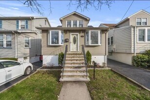 838 Roosevelt Ave in Secaucus, NJ - Building Photo