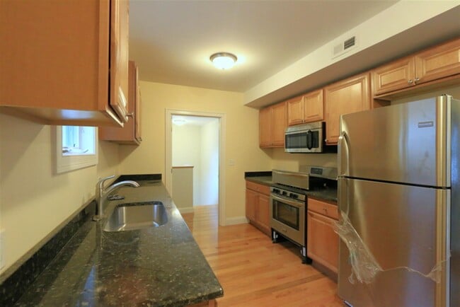 29 Elmwood St, Unit 1 in Somerville, MA - Building Photo - Building Photo