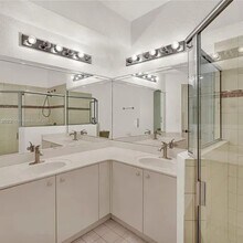 10902 NW 79th St in Doral, FL - Building Photo - Building Photo
