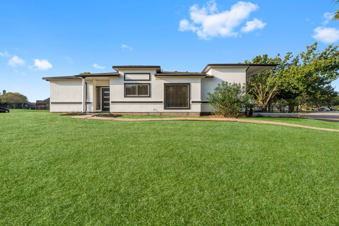 11417 Windlass Ln in Willis, TX - Building Photo