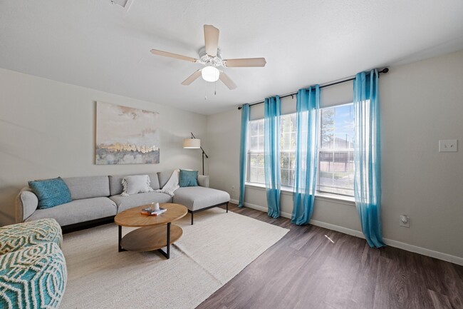 Leah Avenue Student Townhomes in San Marcos, TX - Foto de edificio - Building Photo