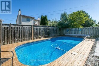 1488 Meadowbrook Rd in Ottawa, ON - Building Photo - Building Photo