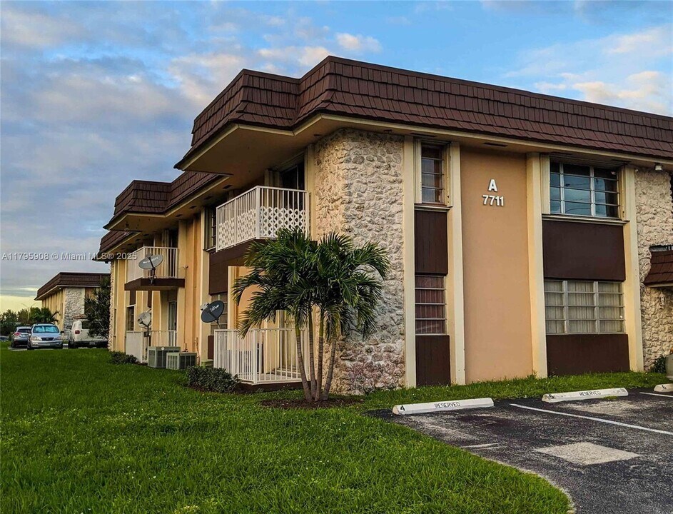 7711 SW 56th St in Miami, FL - Building Photo
