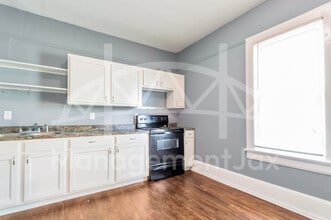 2056 Moncrief Rd in Jacksonville, FL - Building Photo - Building Photo