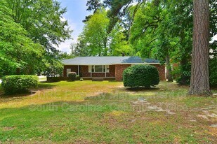 901 Indigo Ave in Cayce, SC - Building Photo