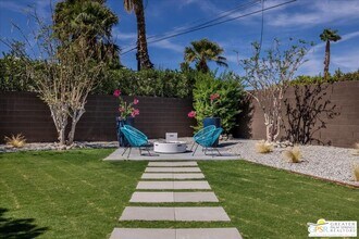 372 E Molino Rd in Palm Springs, CA - Building Photo - Building Photo