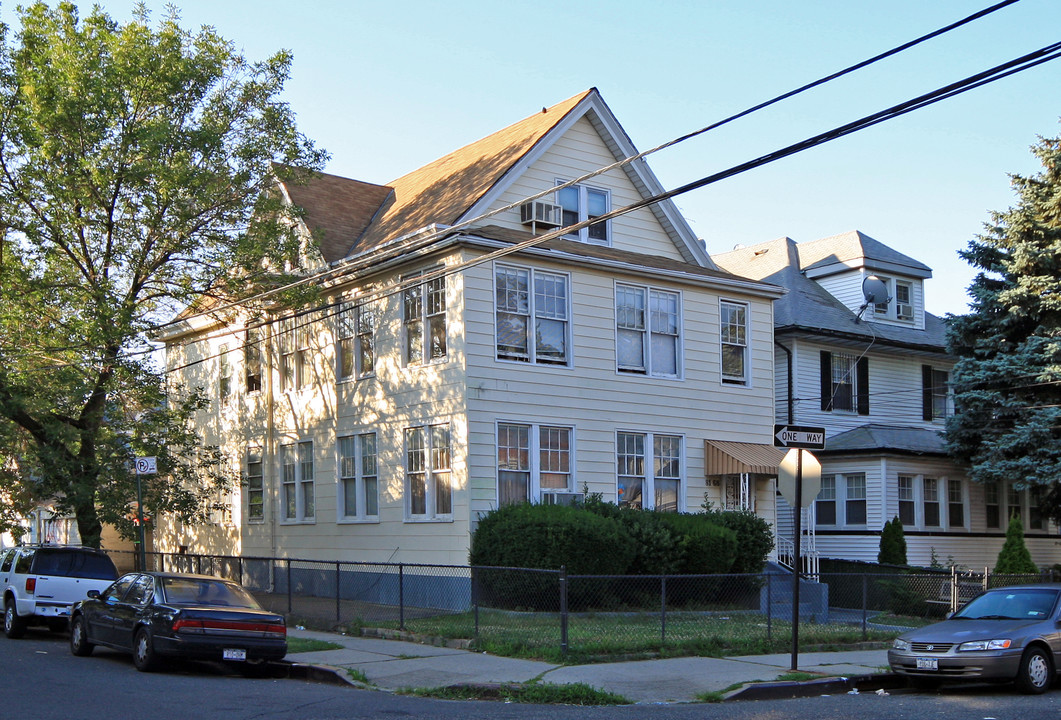 8168 Dongan Ave in Flushing, NY - Foto de edificio