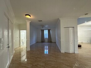 124 Canterbury Plz in Royal Palm Beach, FL - Building Photo - Building Photo