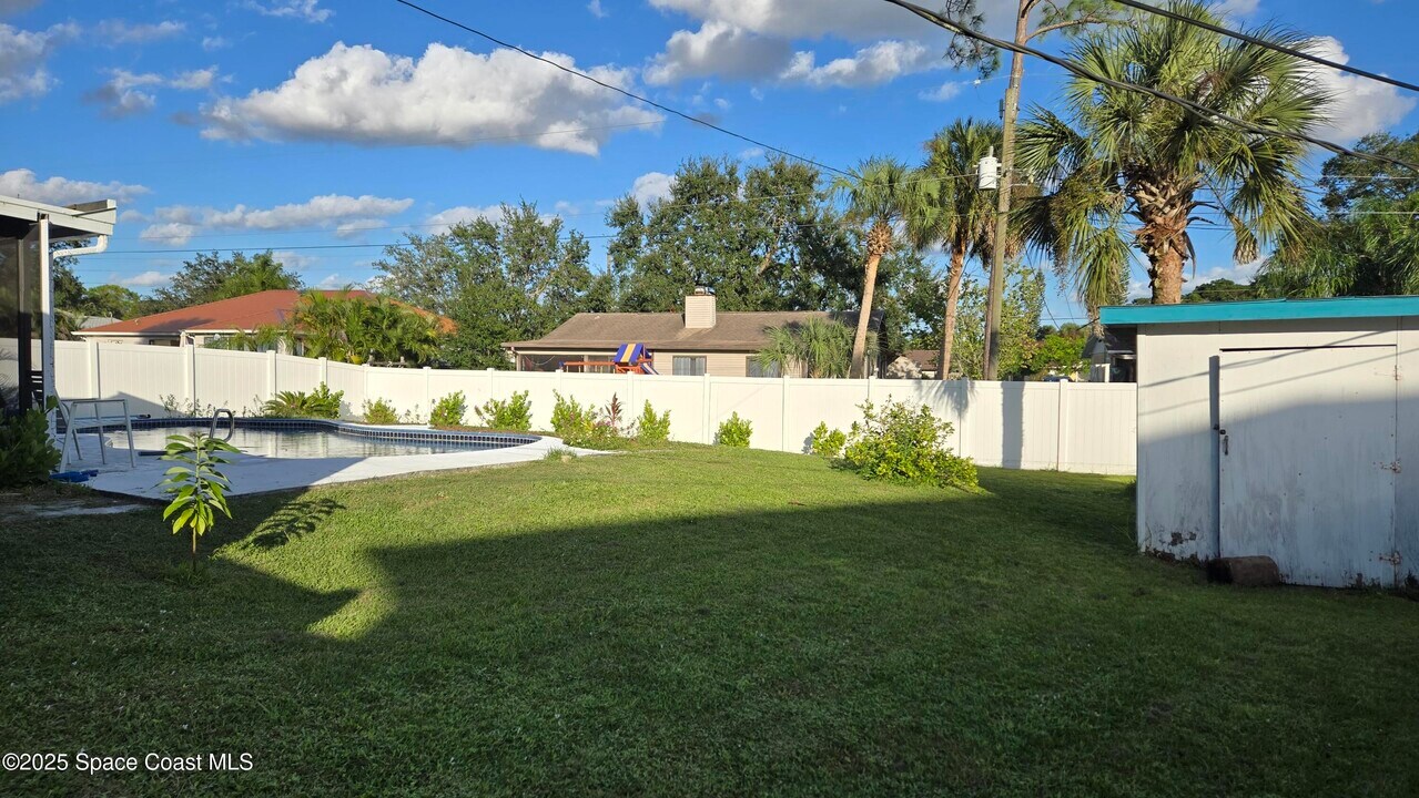 801 Young Ave NW in Palm Bay, FL - Building Photo