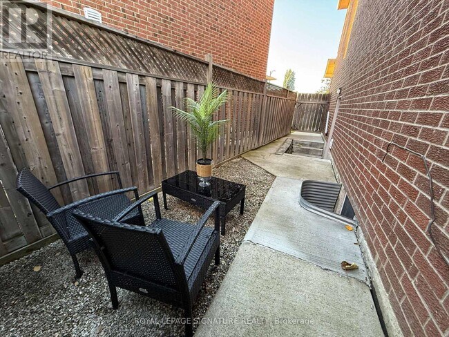 28 Huntley Ct in Brampton, ON - Building Photo - Building Photo