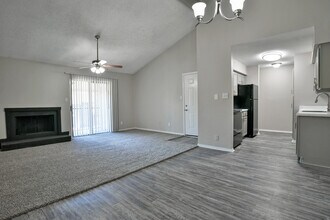 The Parks on Taylor in Sherman, TX - Building Photo - Interior Photo