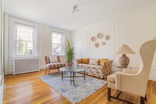 32 James St, Unit 1 in Brookline, MA - Building Photo