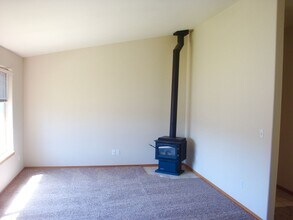 2144 SW Reindeer Ave in Redmond, OR - Building Photo - Building Photo