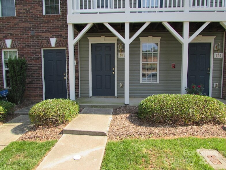 106 Locomotive Ln, Unit 105 in Mooresville, NC - Building Photo
