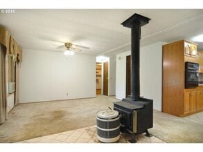 95070 Ayres Ln in Junction City, OR - Building Photo - Building Photo