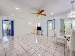 301 Knotty Pine Cir, Unit D2 in Greenacres, FL - Building Photo - Building Photo