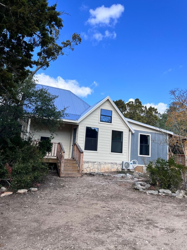 1565 Pump Station Rd, Unit A - Farmhouse in Wimberley, TX - Foto de edificio - Building Photo
