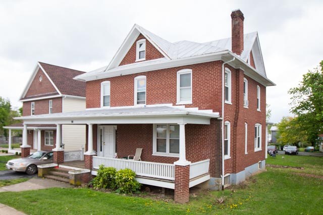 323 W Market St in Harrisonburg, VA - Foto de edificio - Building Photo