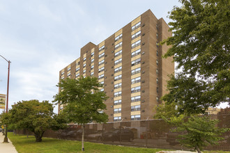 Good Shephard Manor in Chicago, IL - Foto de edificio - Building Photo