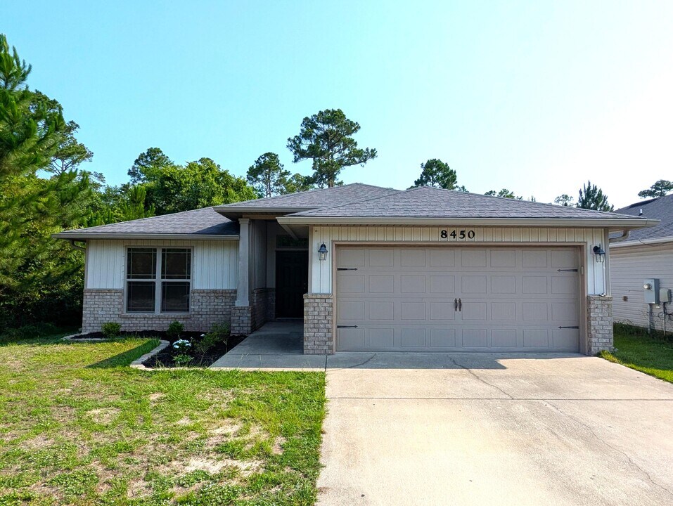 8450 Island Dr in Navarre, FL - Building Photo